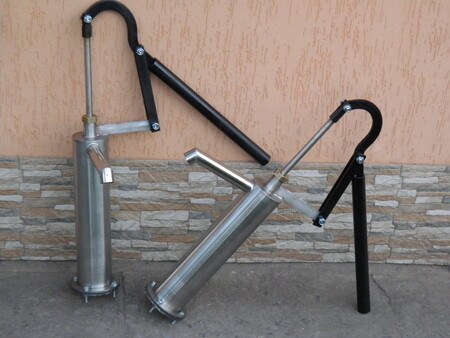 Ручной насос качалка. Поршневой насос для воды.