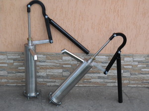 Ручной насос качалка. Поршневой насос для воды. &mdash; Бровко