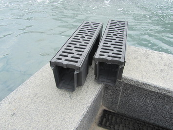 Пластиковый водоотводный желоб и дренажная решетка 1 метр погонный