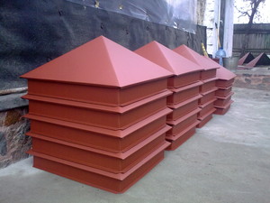 Колпаки на забор. &mdash; Респект Компании