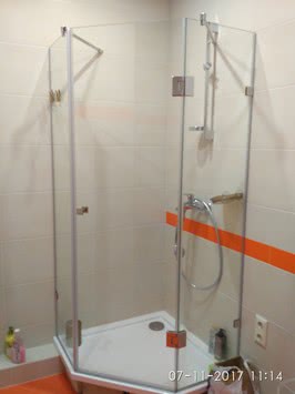 Прямокутна душова кабіна із загартованого скла