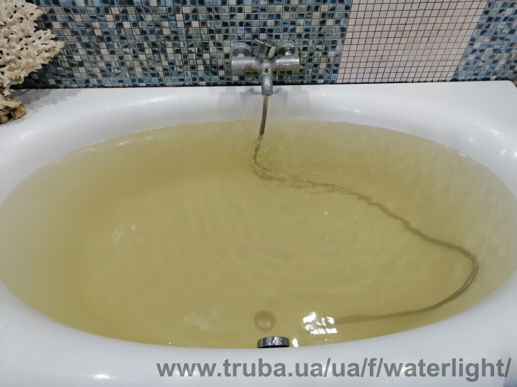 Почему из крана течёт жёлтая вода?