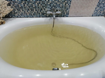 Почему из крана течёт жёлтая вода?