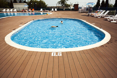 Общественный бассейн в частном жилом комплексе