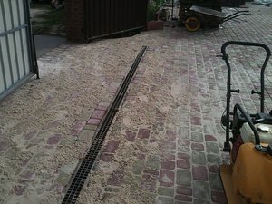 Лоток водоотводной решетка чугунная ячеистая &mdash; Landstone