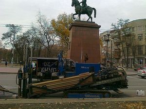Бурение в центре города &mdash; Буріння та комунікації