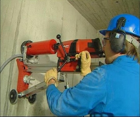 Производится отверстие в сильно армированом железобетоне